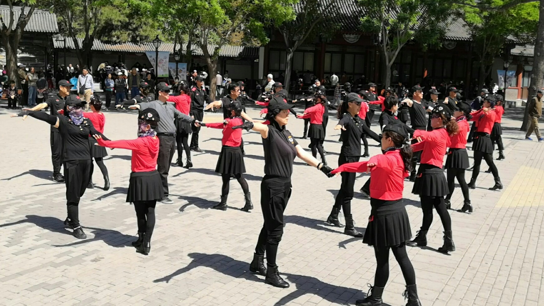 水兵舞与广场舞的融合舞动风潮，当代舞动风潮变迁探究